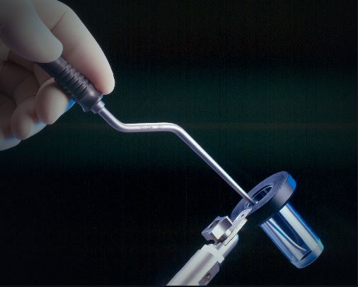 Surgical instrument with retraction port